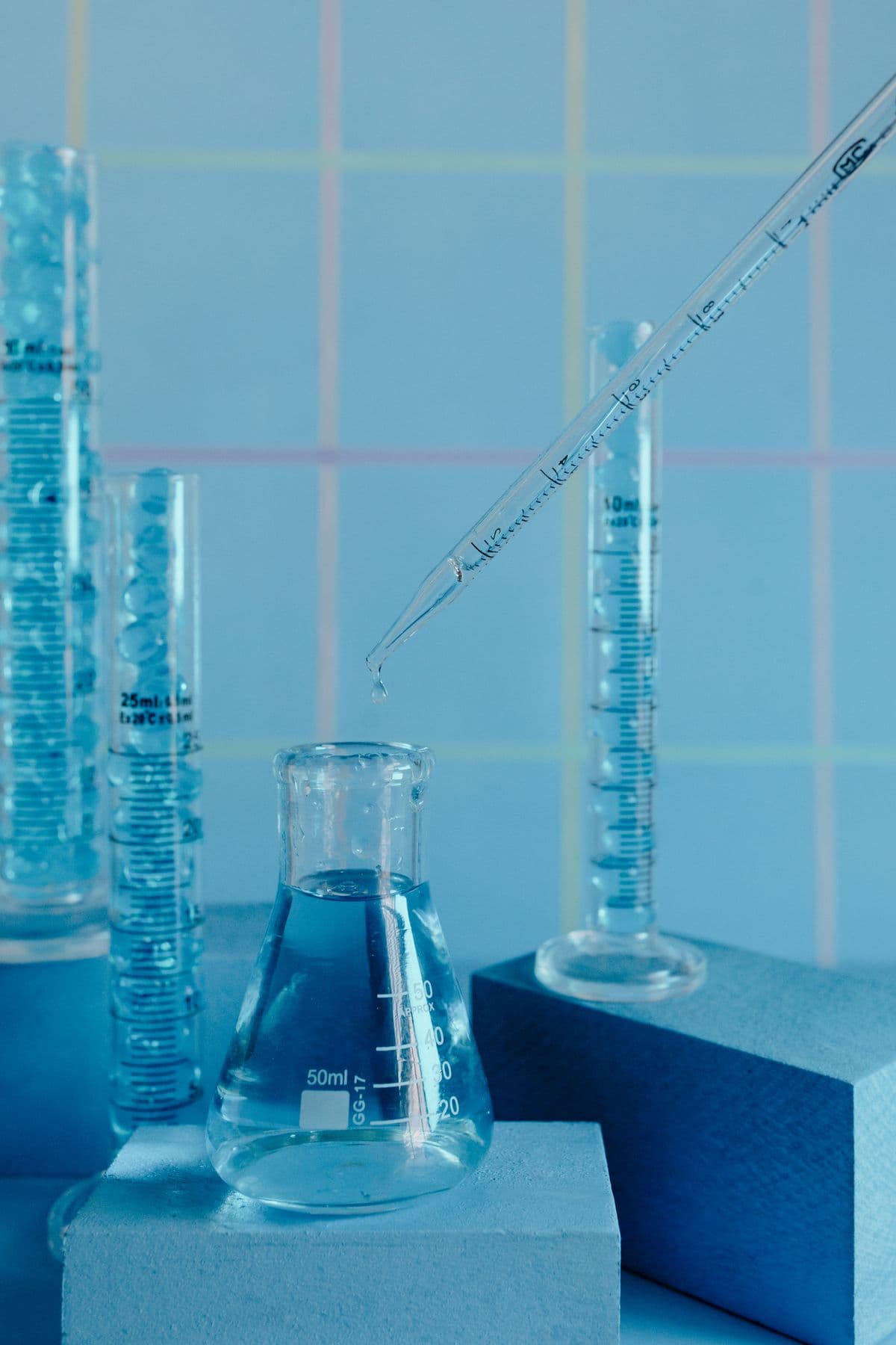 Matraz de laboratorio con agua y partículas en suspensión